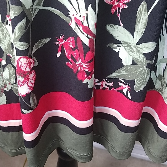 Liz Claiborne, black and red floral top. Great with slacks or skirt, Size 1X - Picture 4 of 6
